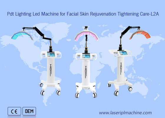 Bon prix Le traitement de la peau du visage est effectué par un appareil de luminothérapie à LED. en ligne